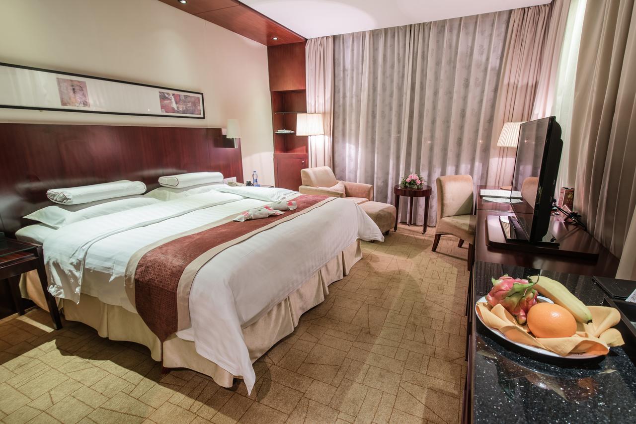 Howard Johnson Plaza Lingang Shanghai Nanhui Eksteriør billede
