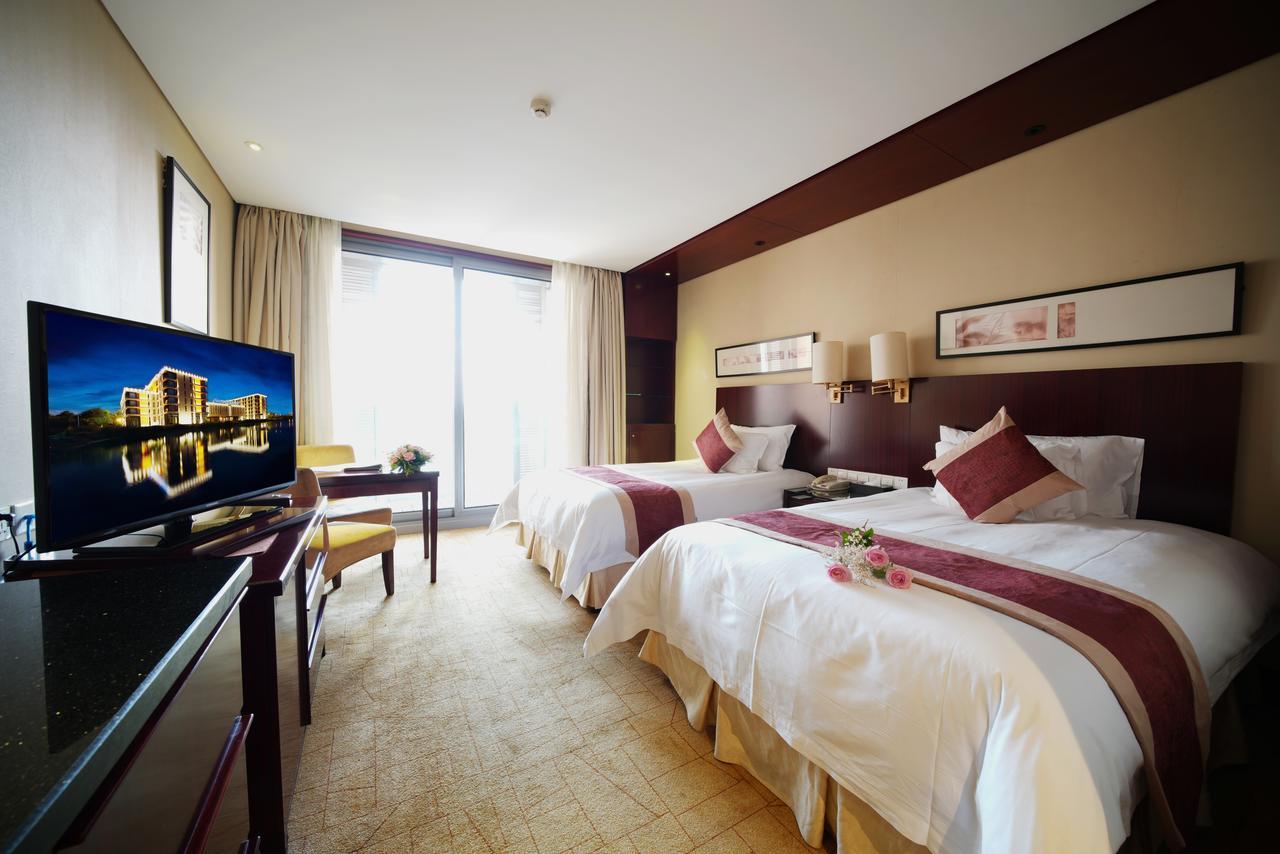 Howard Johnson Plaza Lingang Shanghai Nanhui Eksteriør billede