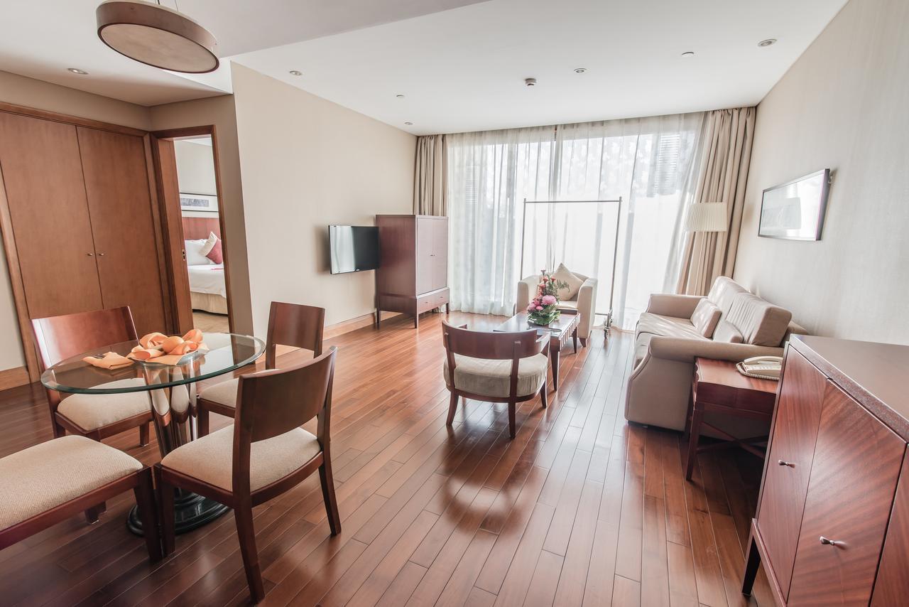 Howard Johnson Plaza Lingang Shanghai Nanhui Eksteriør billede