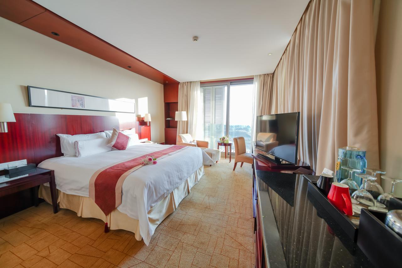 Howard Johnson Plaza Lingang Shanghai Nanhui Eksteriør billede