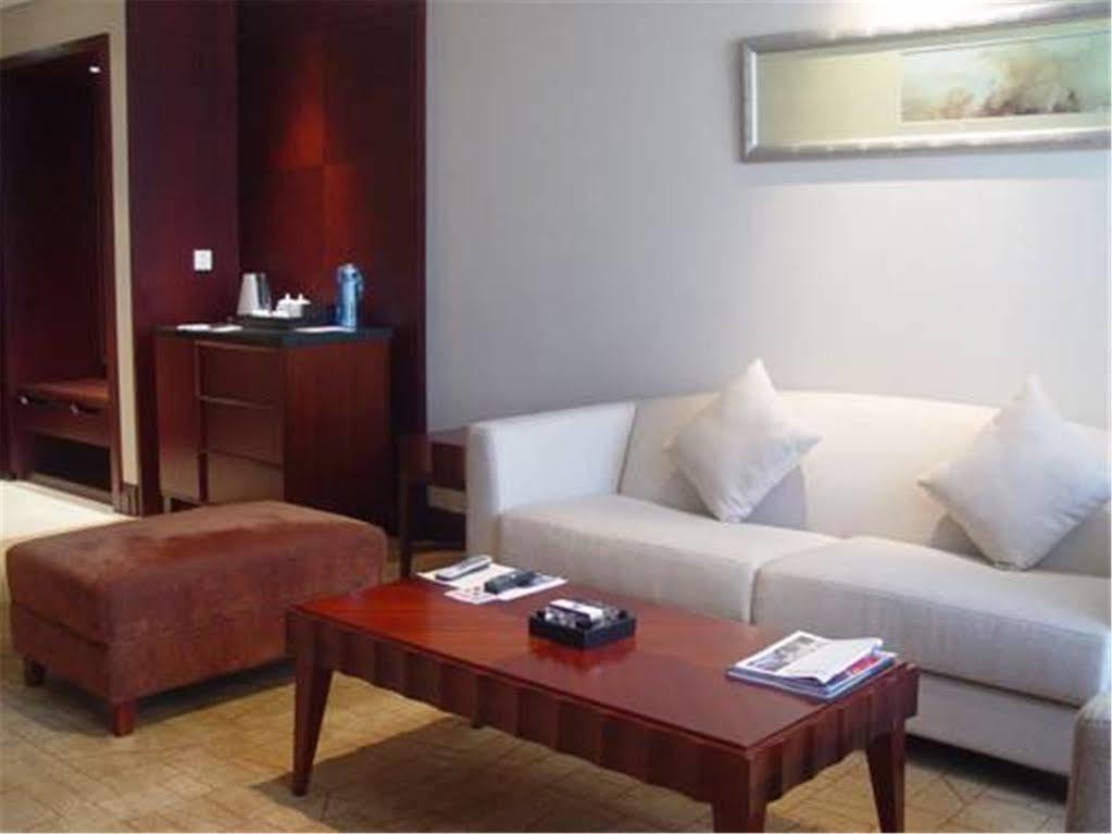 Howard Johnson Plaza Lingang Shanghai Nanhui Eksteriør billede